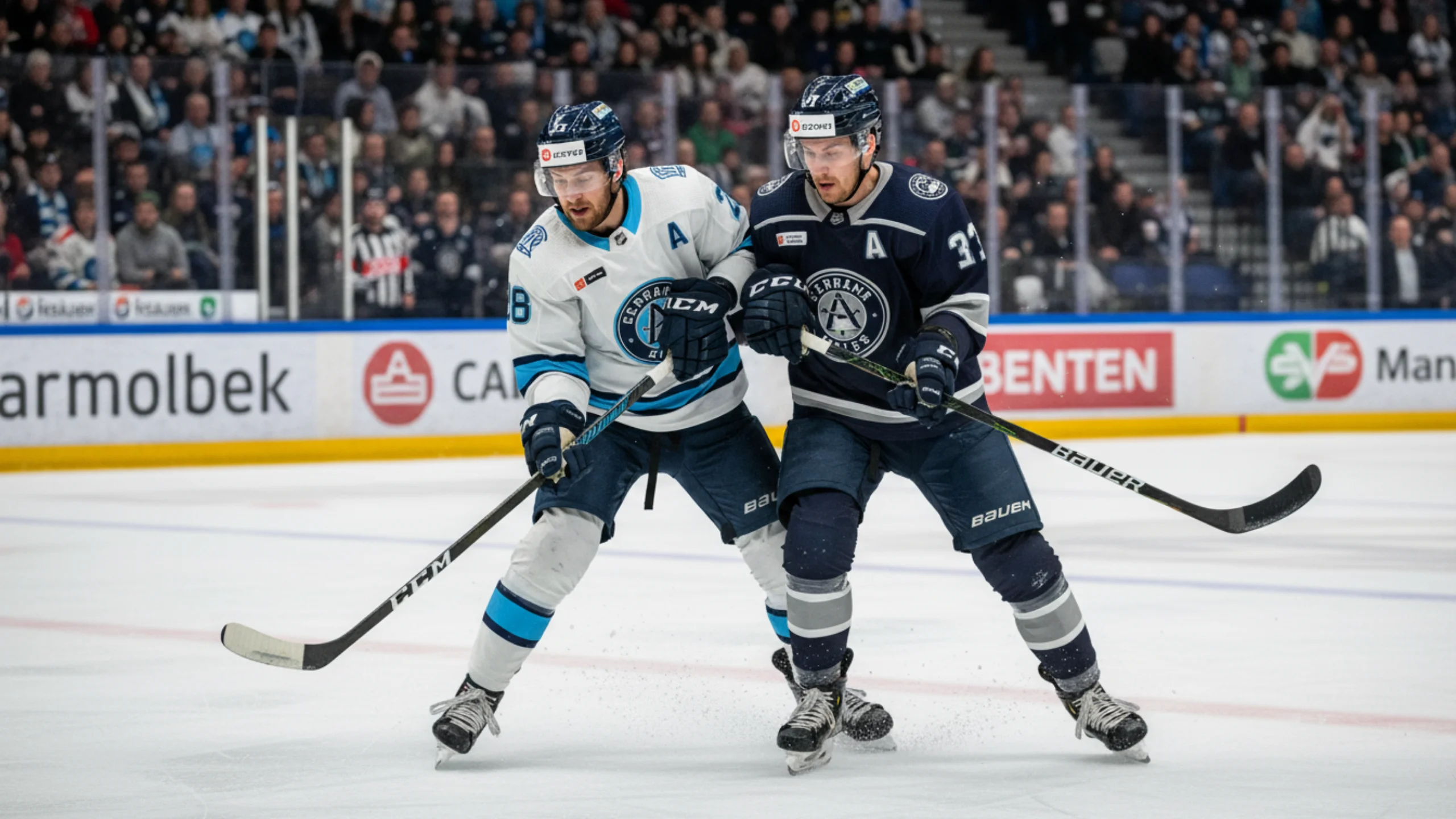 Zwei Eishockeyspieler verschiedener Teams kämpfen intensiv um den Puck an der Bande