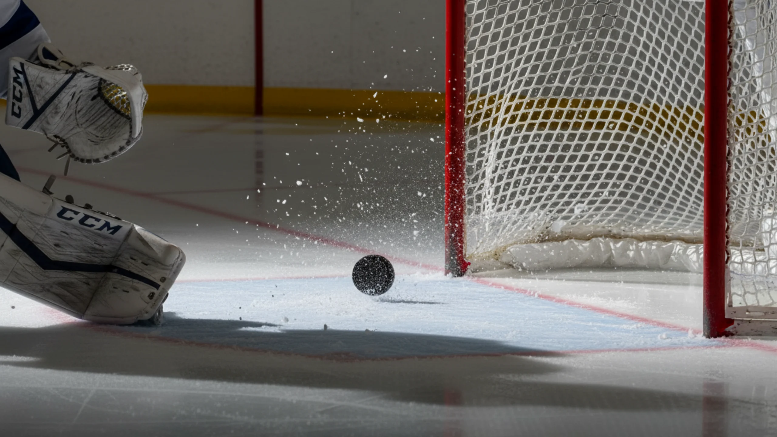 Dramatischer Moment eines Tores mit Puck der die Torlinie überquert für Over/Under Wetten