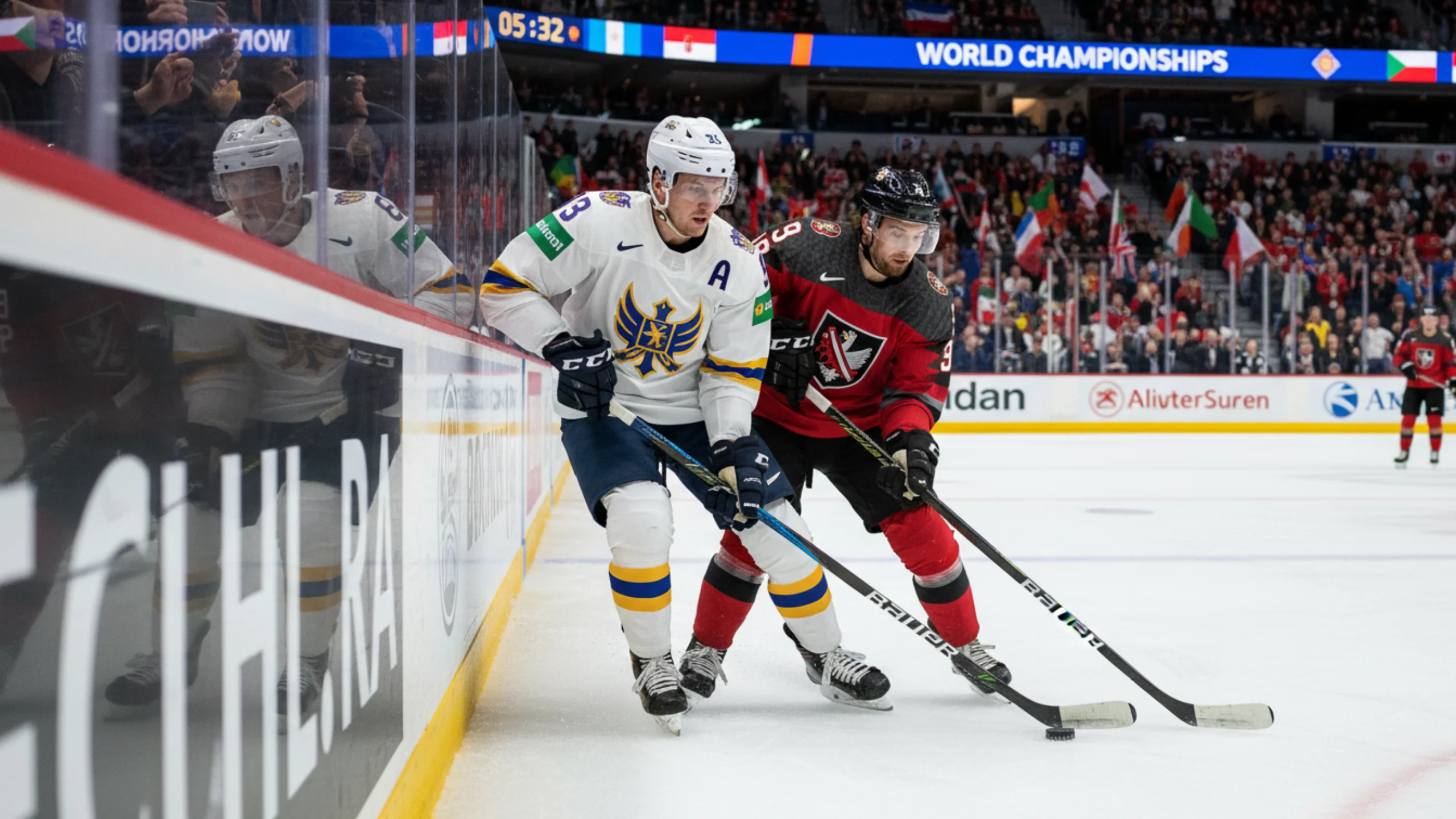 Elite-Eishockeyspieler in Nationalmannschaftstrikots kämpfen um den Puck bei der Weltmeisterschaft